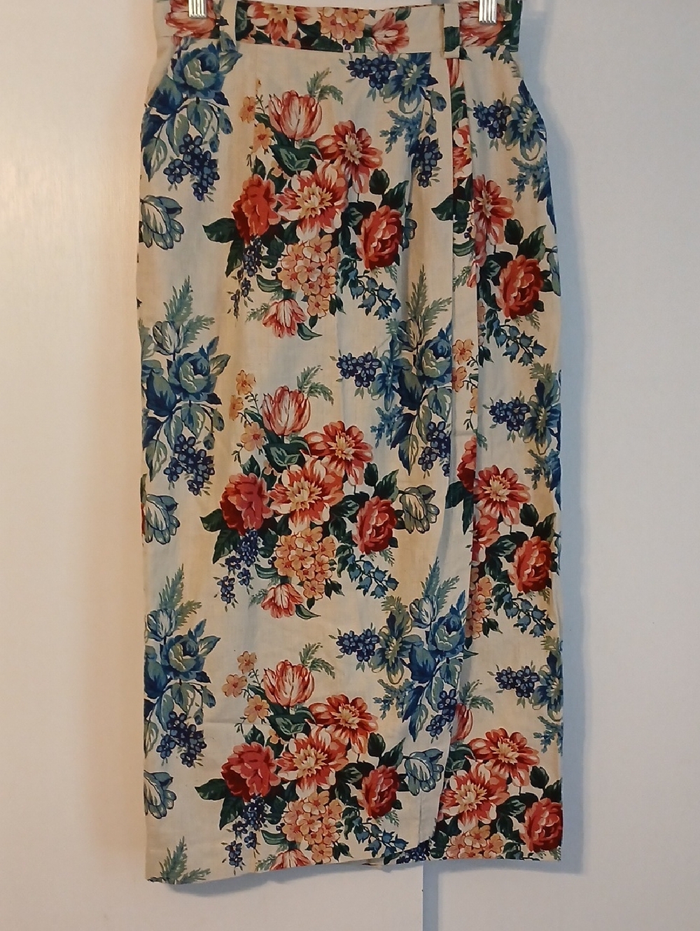 Talbots Cream Midi Skirt with Red & Blue Floral Print in Size 10